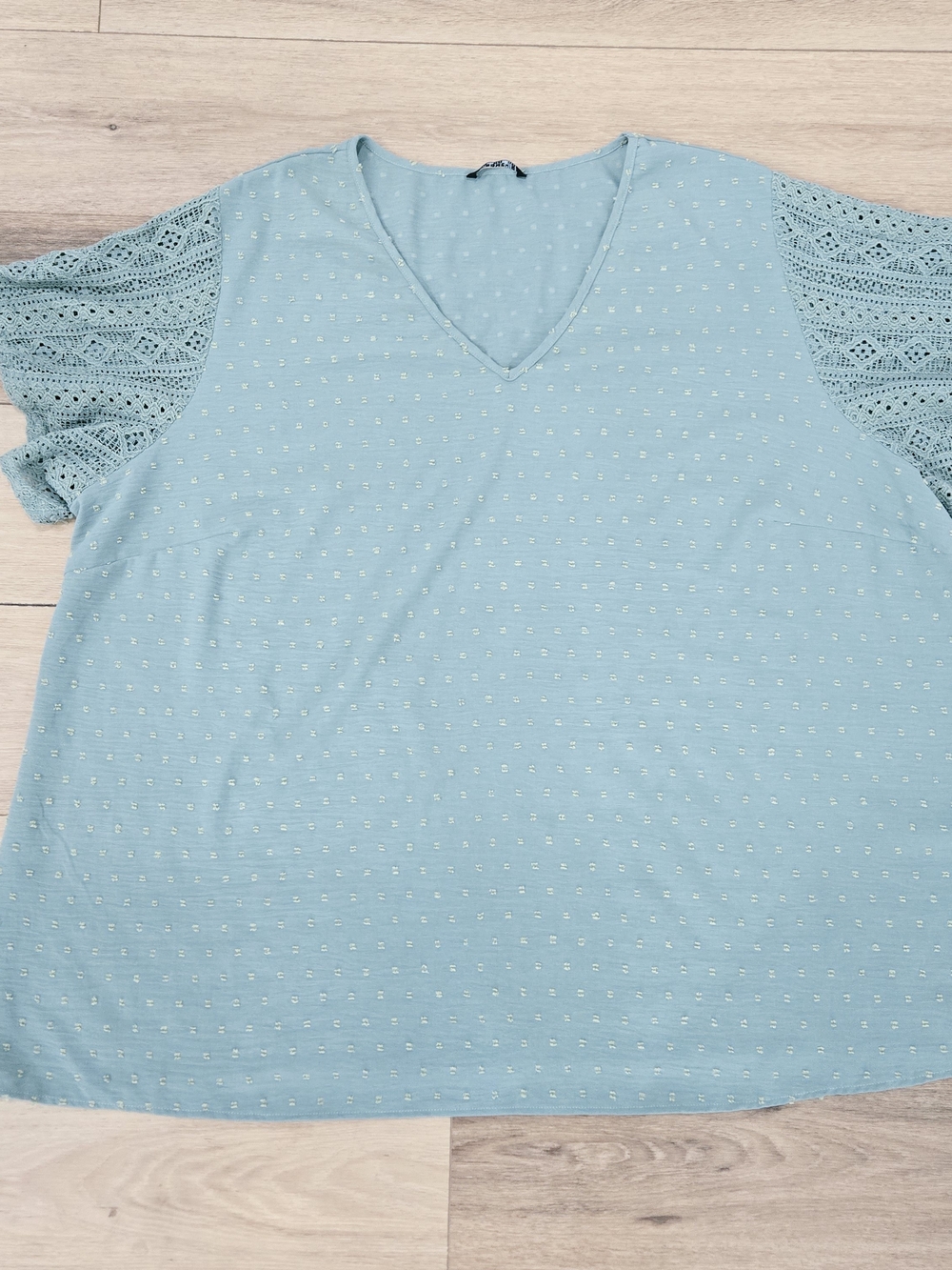 BloomChic Light Green V-Neck Dotted Top with Crochet Short Sleeves Womens Sz 28